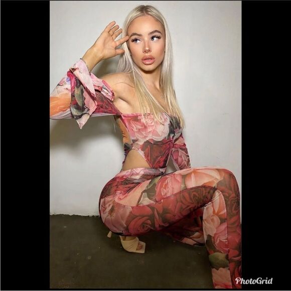 Fashion Nova Blame It On The Rose Legging Red/Combo Set 1X Bell Sleeve Bodysuit - Picture 2 of 11